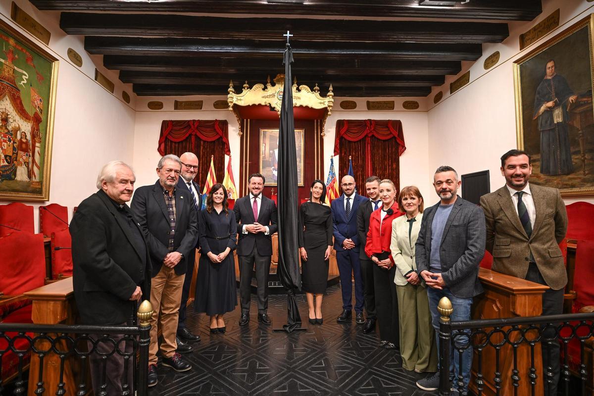 La tripleta de la Trencà del Guió, con las autoridades, en el Salón de Plenos.