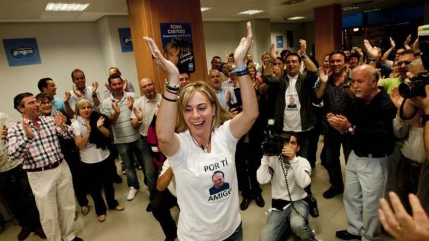 Castedo celebrando su triunfo la noche electoral.