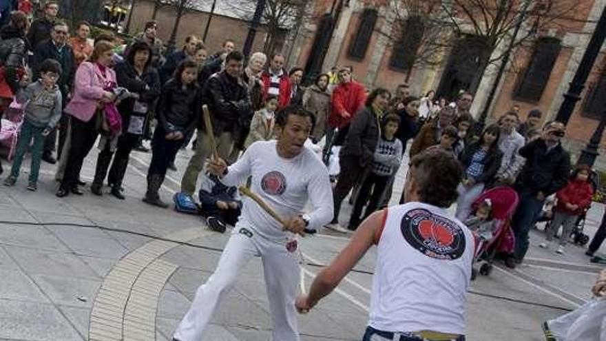 Una exhibición de capoeira en las calles de Oviedo.