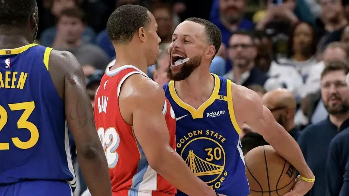 Stephen Curry se encara con Desmond Bane en un partido