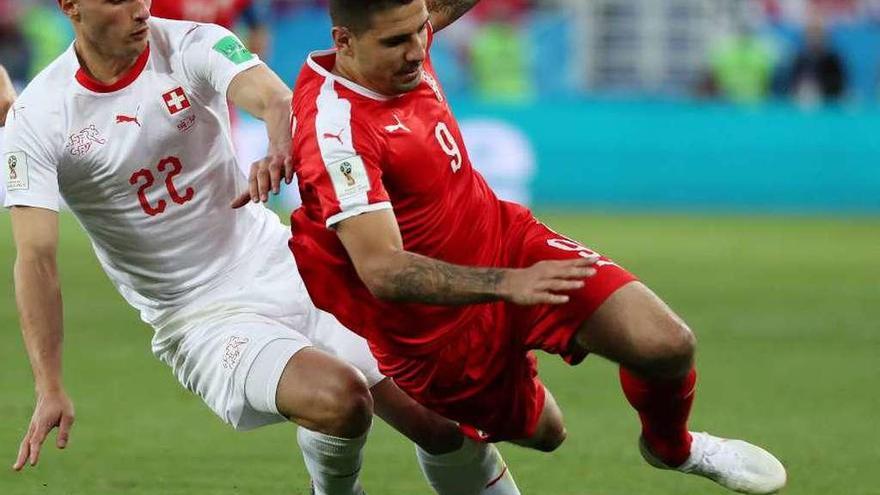 El central deportivista Fabian Schär pugna con Mitrovic en el partido entre Suiza y Serbia del viernes.