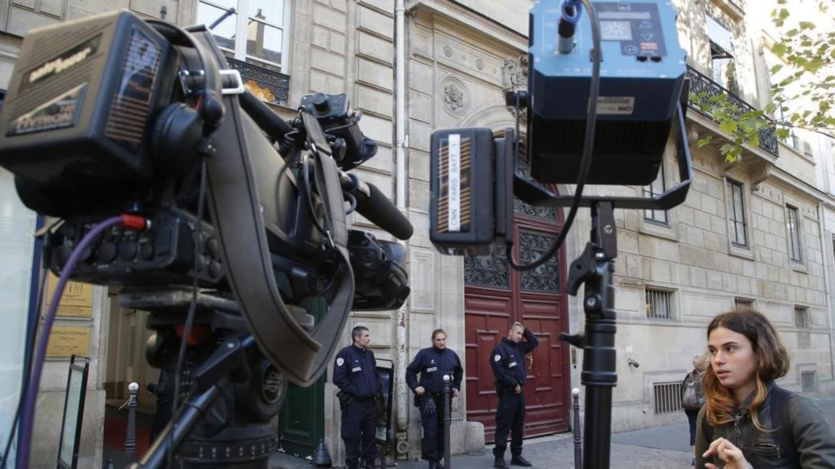 lmmarco35770093 french police officers and a tv crew stand outside the resid161003163802