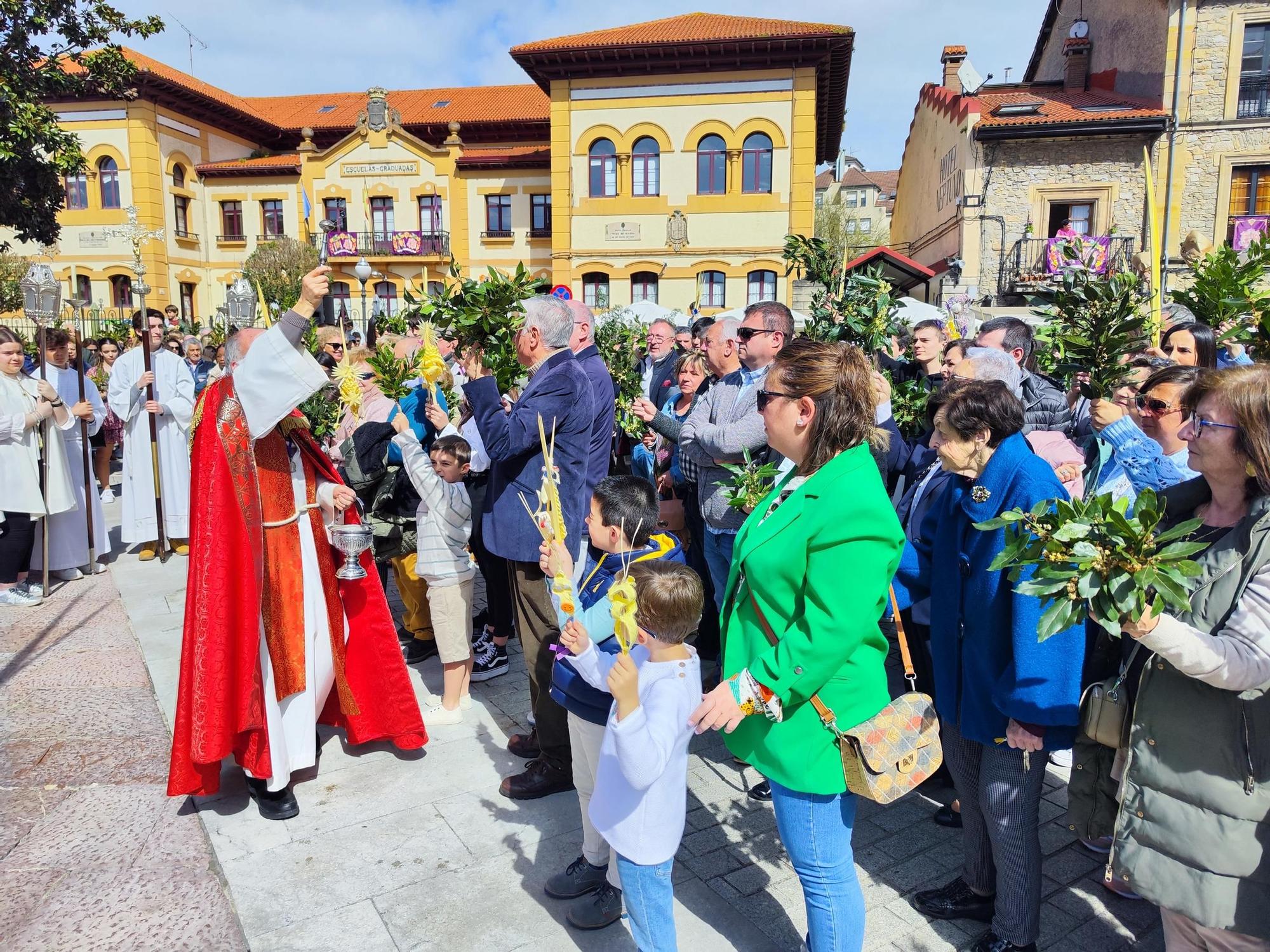 Villaviciosa vibra en Semana Santa con un domingo de Ramos multitudinario