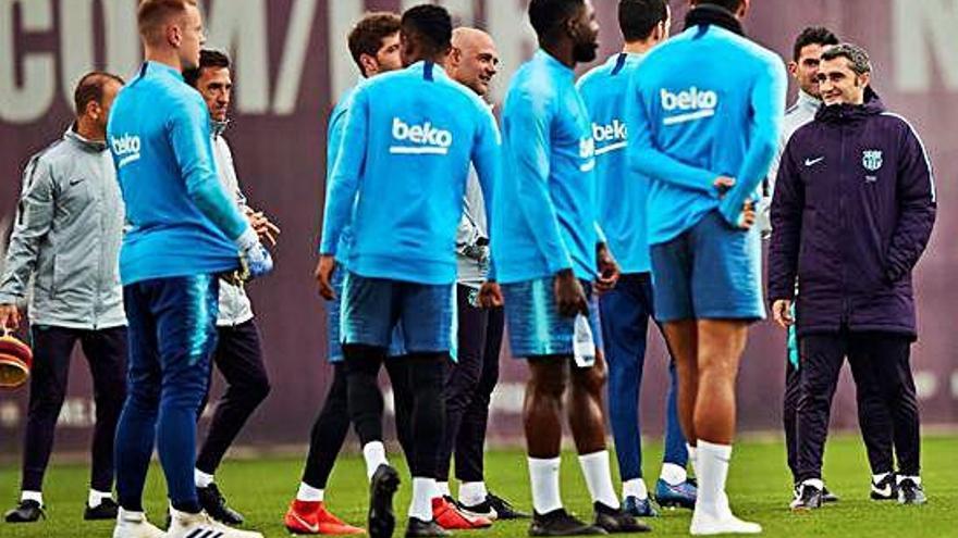 Ernesto Valverde, rodeado de sus jugadores durante el entrenamiento de ayer.