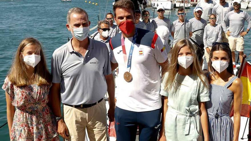 Los reyes y sus hijas dan la bienvenida a Joan Cardona tras su bronce en vela