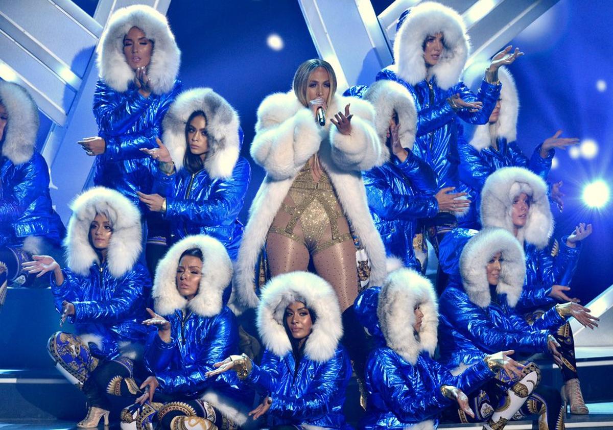 Jennifer López, rodeada de bailarinas en plena actuación de los MTV Video Music Awards