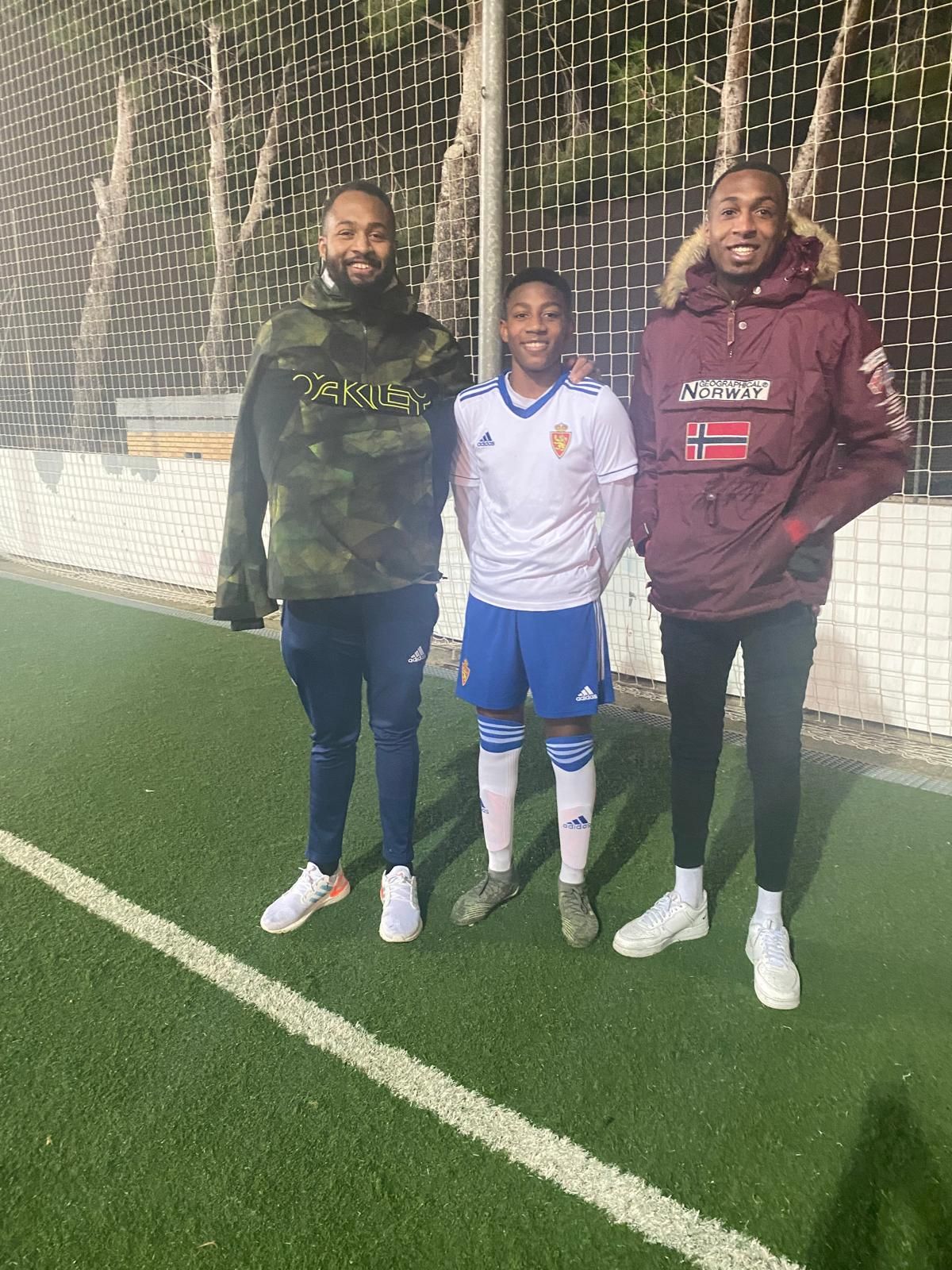 En imágenes | Ale Gomes protagoniza su propio reportaje: "Se lo ha currado mucho, es un loco del fútbol"