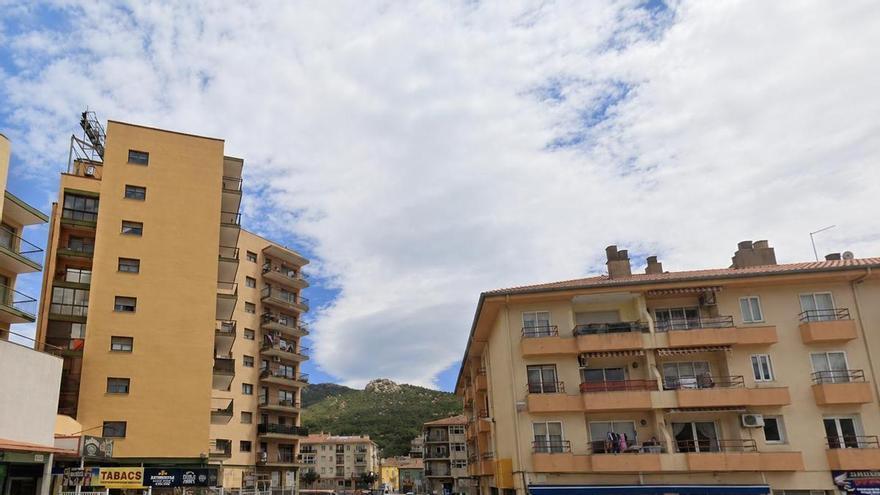 Un home s'atrinxera amb un ganivet en un pis de la Jonquera i amenaça l'exparella i els fills
