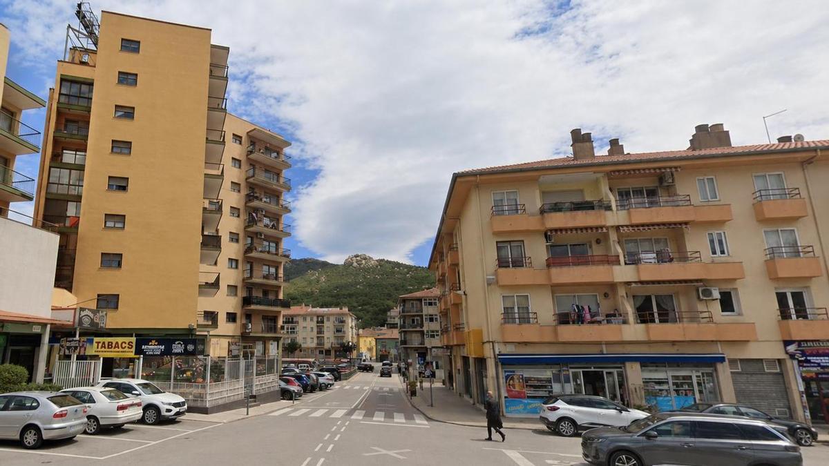 L’avinguda Miquel Martí i Pol de la Jonquera, amb el bloc on es van produir els fets, a l’esquerra.