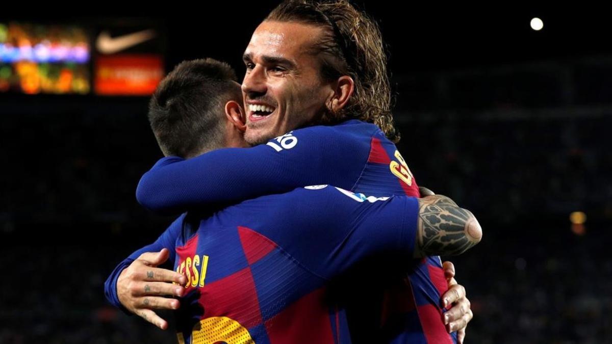 Griezmann se abraza a Messi tras recibir el centro del 1-0 en el Barça-Villarreal.