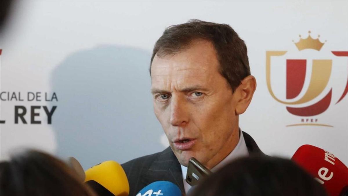 Butragueño se excusó en el árbitro para justificar la derrota