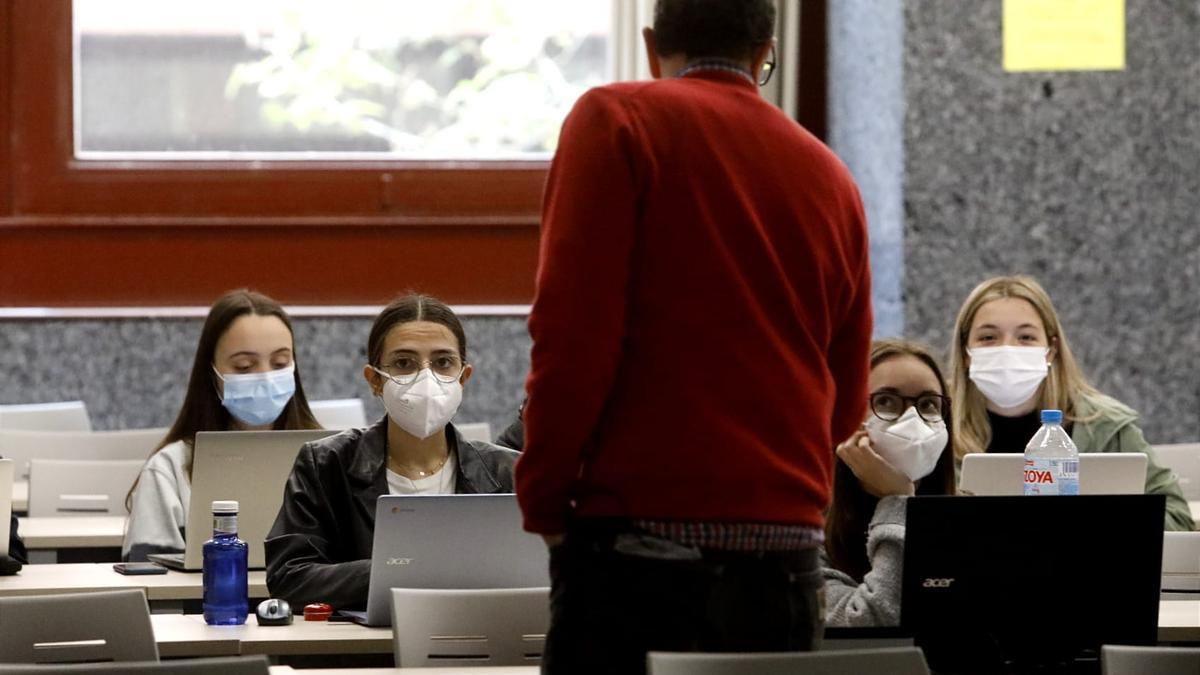 Profsor y alumnado durante una clase en la UV.