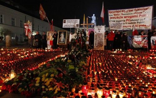 Flores y velas enfrente del palacio presidencial en Varsovia en una celebración en memoria del fatal accidente aéreo de 2010 en el que murieron 96 personas, entre ellas el ex-presidente Lech Kaczynski