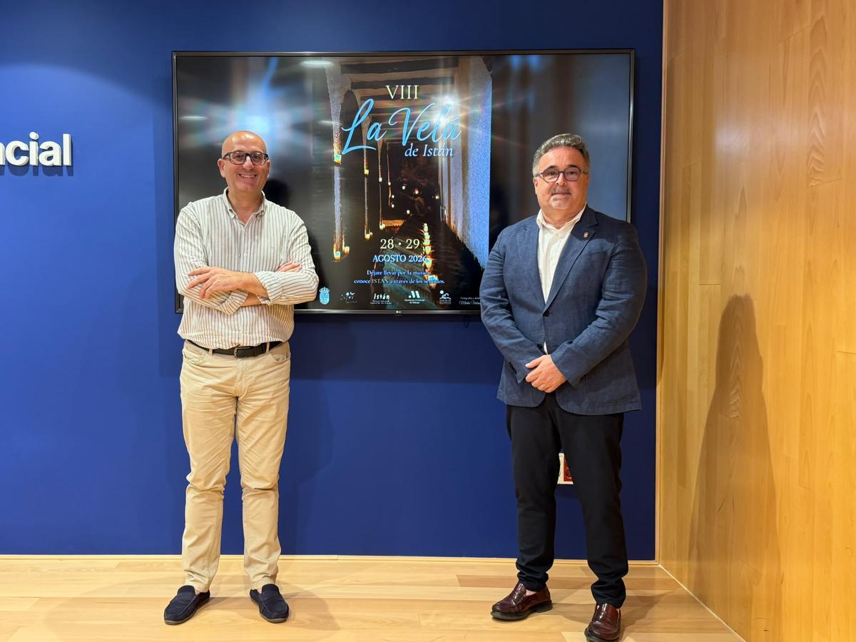 El vicepresidente de Cultura, Manuel López Mestanza, junto al alcalde de Istán, José Miguel Marín, han presentado La Velá de Istán.