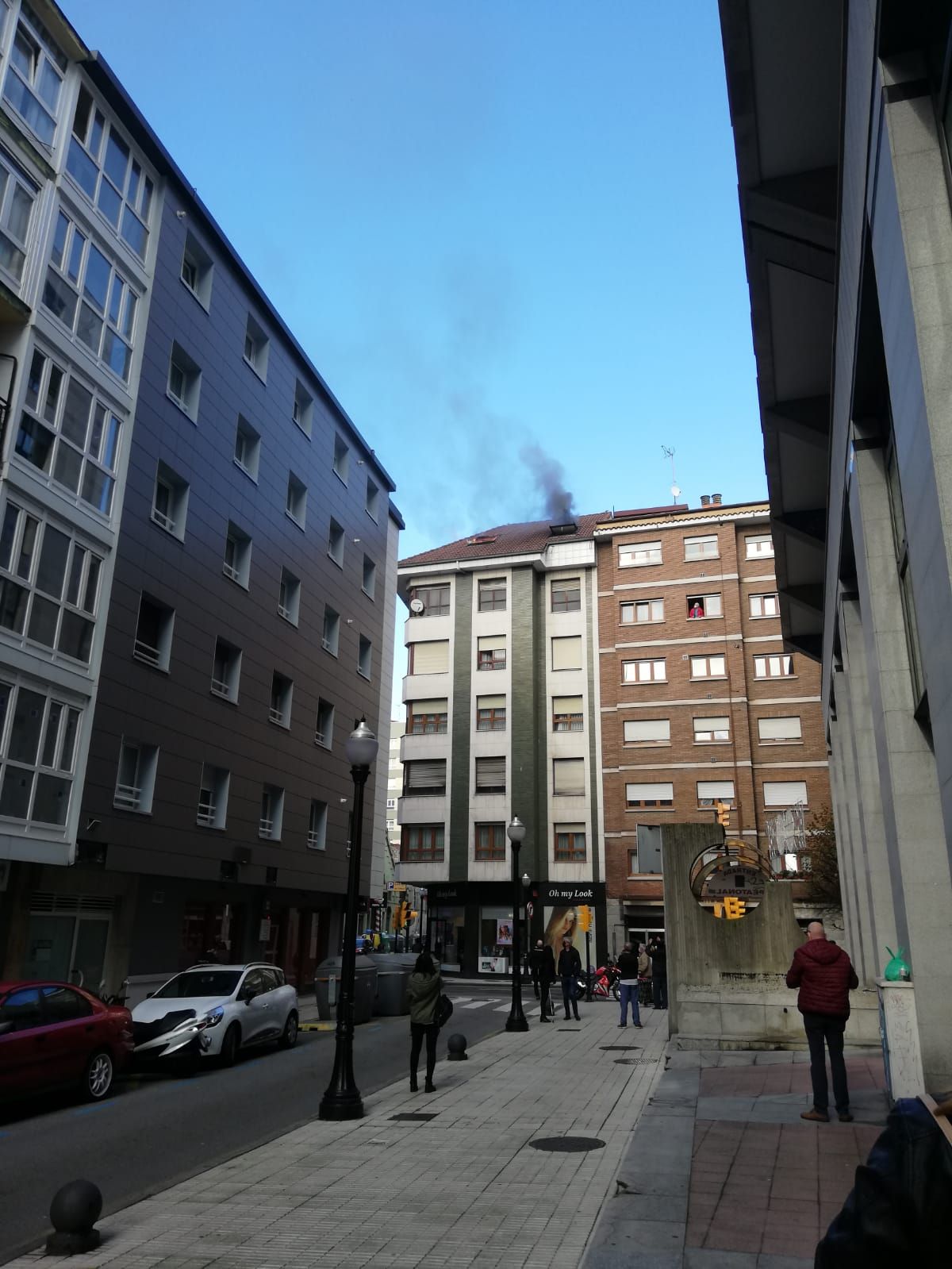 Espectacular incendio de un ático en Gijón