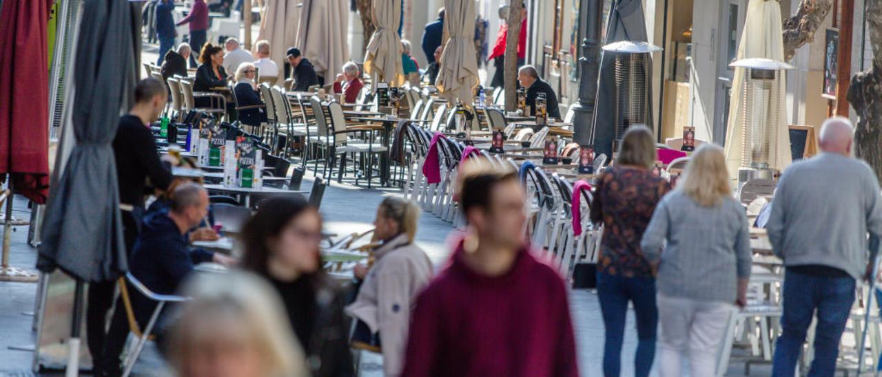 Una de las calles del centro donde más terrazas hay establecidas con viandantes pasando.