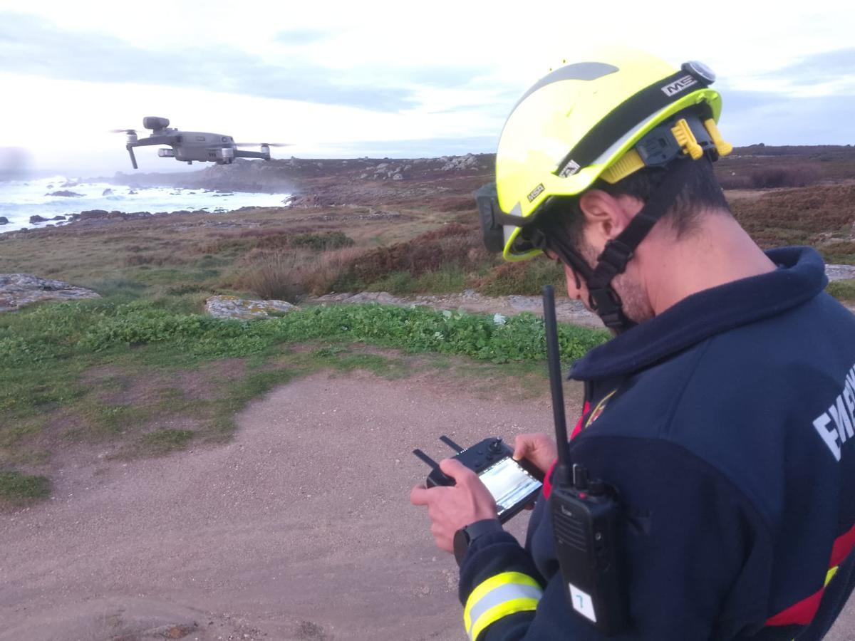 El GAEMde Ribeira vigila la llegada de pélets a las playas con un dron