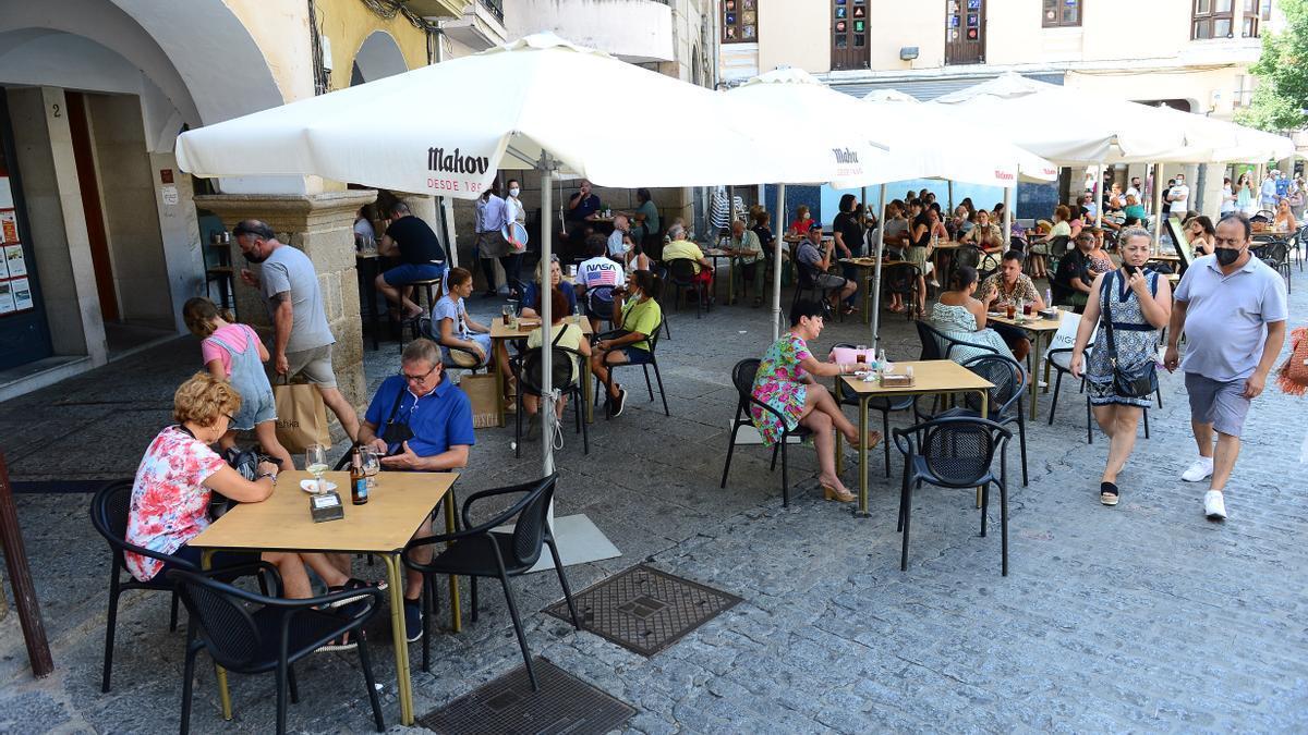 Una terraza instalada en la plaza Mayor de Cáceres.