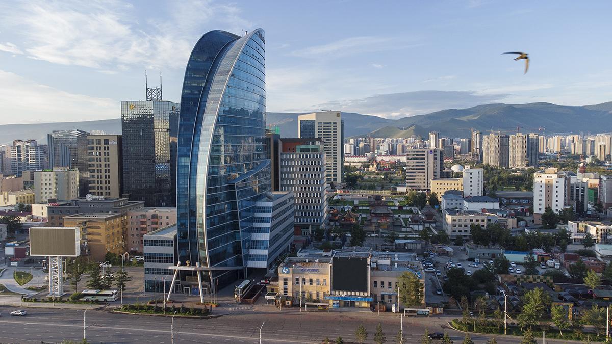 Ulan Bator, capital de Mongolia, muestra el contraste entre la vida urbana y el paisaje de montañas que rodea la ciudad.