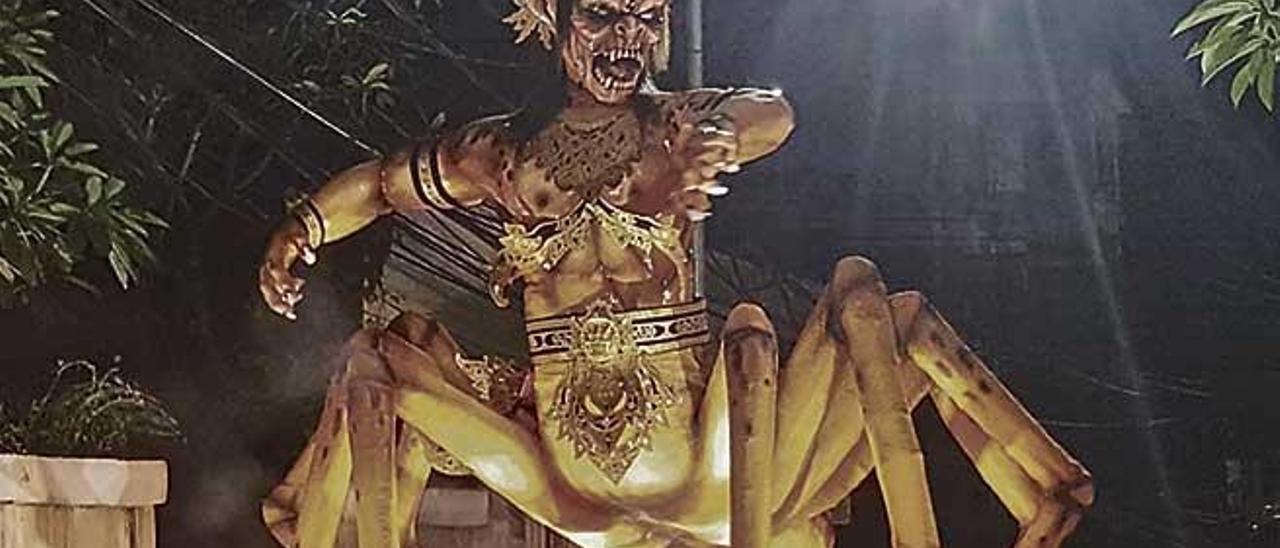 Un Ogoh-Ogoh (representaciones de demonios) que pasean por las calles de Bali para celebrar el Nyepi.