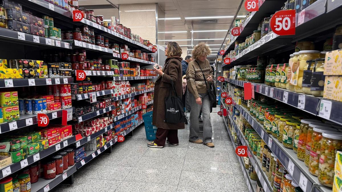 Dos mujeres en el pasillo de un supermercado de Zaragoza, esta semana.