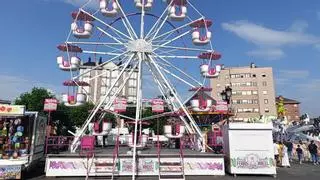 Precintadas varias atracciones de las fiestas de La Corredoria por este incumplimiento: "Ya estuvieron en otro barrio de Oviedo y funcionaron sin problema..."
