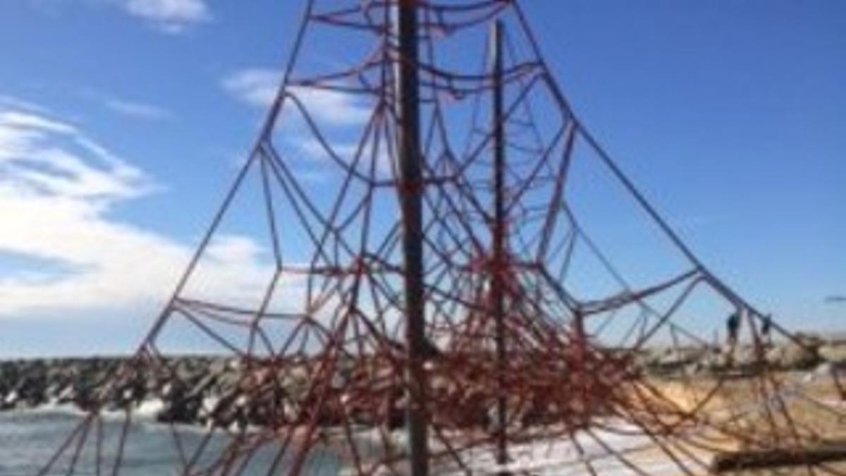 Estado en qué ha quedado un juego piramidal en la playa del Callao de Mataró, afectada por el temporal del pasado domingo.
