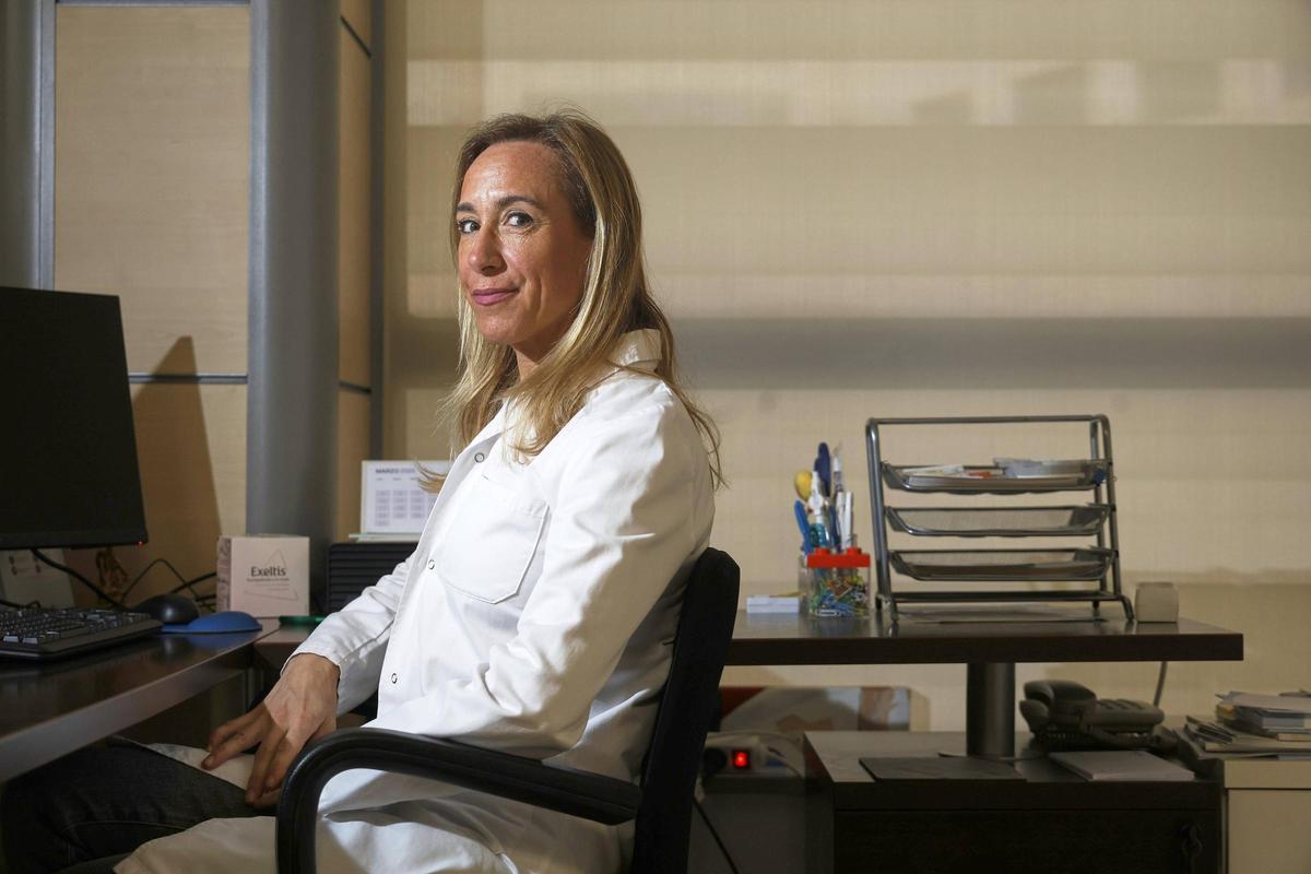 La ginecóloga Ana Bernabeu en su consulta explica los riesgos del virus del papiloma humano.