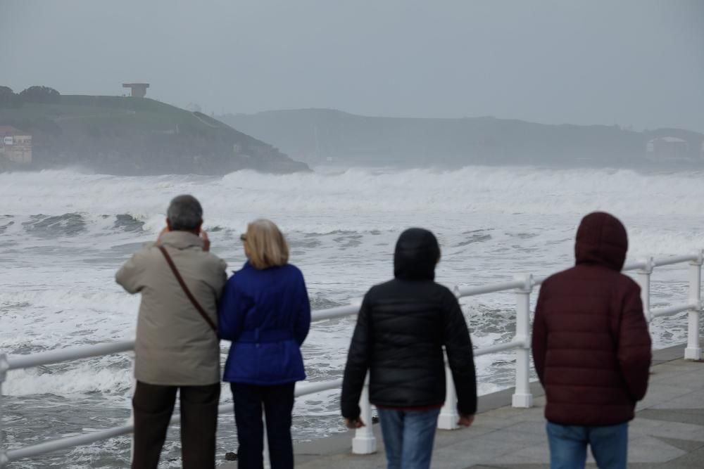 Oleaje en San Lorenzo, en Gijón