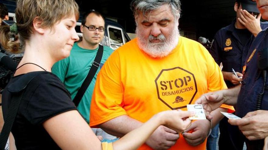 La diputada autonómica de EU Marina Albiol, requerida por la Policía para identificarse ante la sede de la Delegación del Gobierno en Valencia.