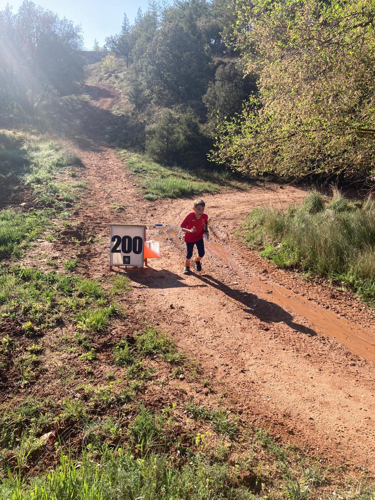 Un pequeño deportista del CAX Orientació en la competición en Teruel.