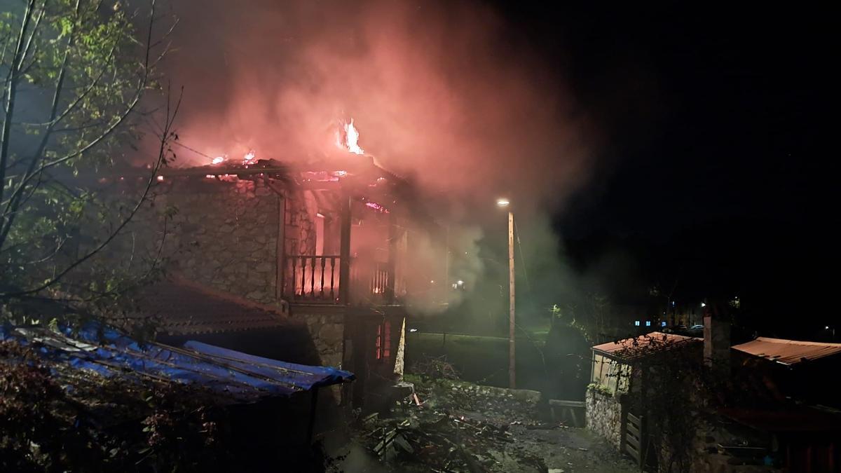 La casa devorada por las llamas.