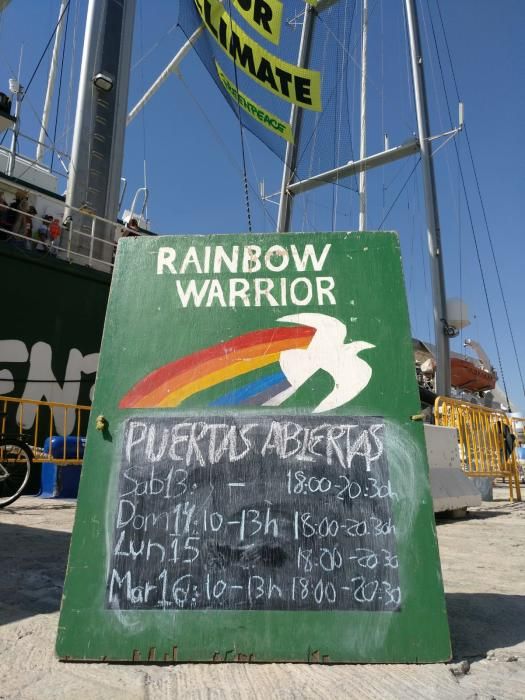 El Rainbow Warrior, buque insignia de Greenpeace, anclaba este sábado en el puerto de Málaga, donde permanecerá varios celebrando jornadas de puertas abiertas para quienes quieran visitarlo