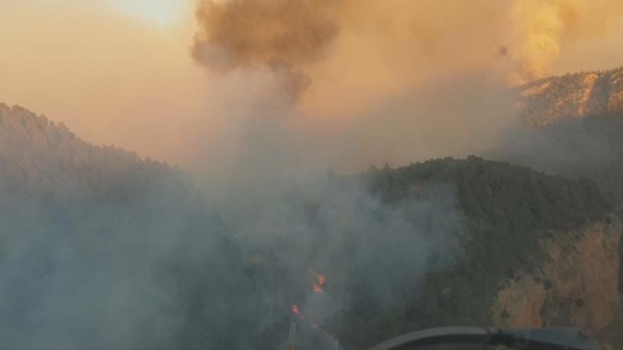 La lucha contra el fuego se centra en los medios áereos