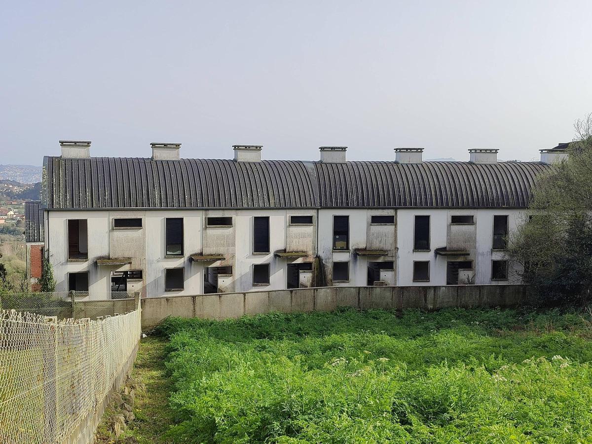 Viviendas a medio construir en A Regueira, Darbo.