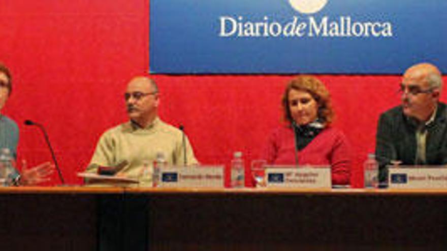 Mila Melero, Fernando Martín, Mª Ángeles Fernández, Manel Perelló y Jaime Izquierdo, en la sede del club.