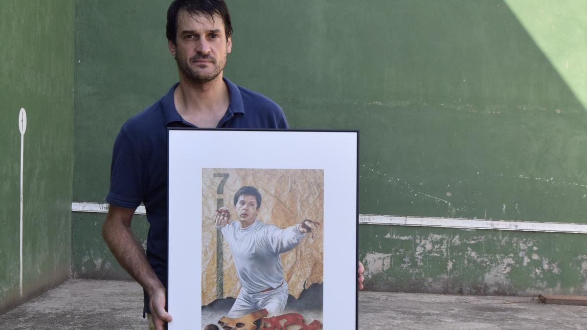 José Cabanes, &quot;Genovés II&quot;, con un retrato de su padre en el frontón de su casa