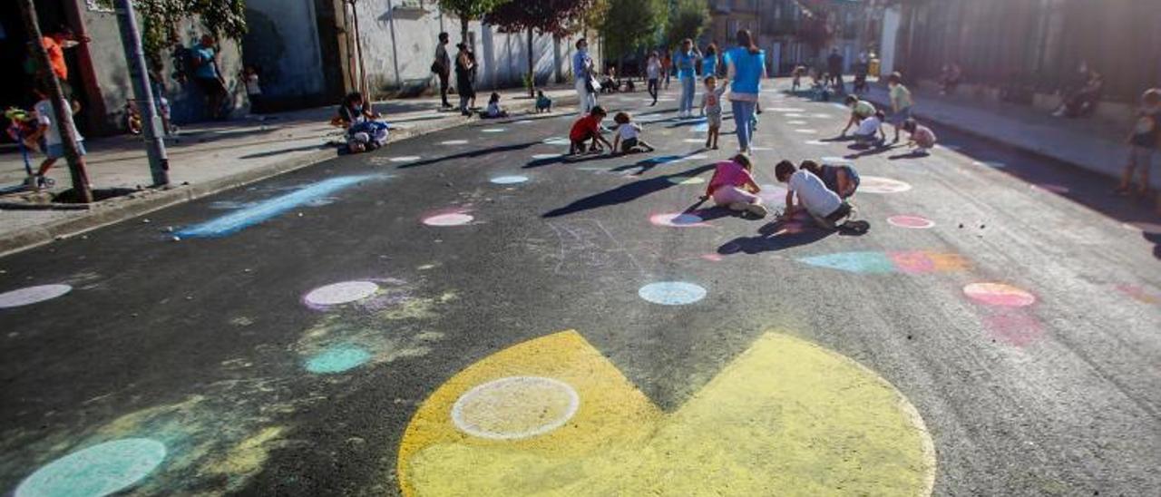 Los niños colorearon el comecocos con tizas a modo de circuito.