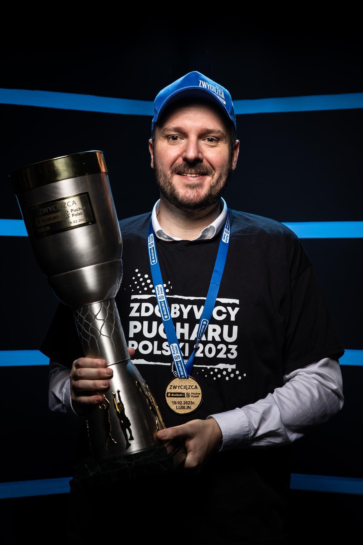 Toni Ten, con el trofeo de Copa.