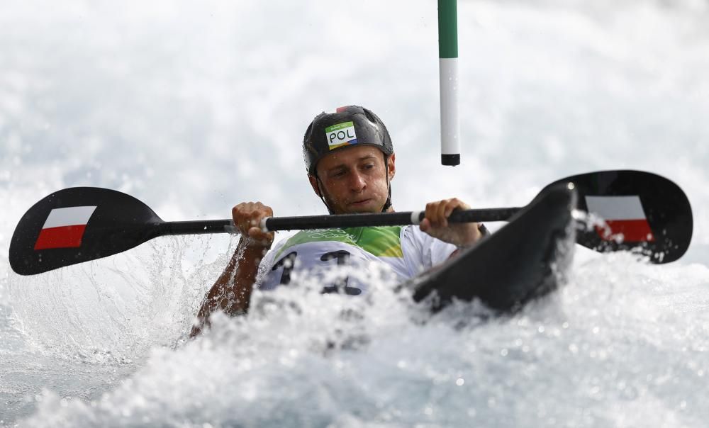 El polaco Maciek Oklrekak, durante un descenso en aguas.