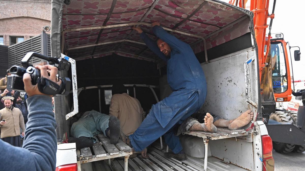 Un vehículo transporta personas heridas tras la explosión en una mezquita en Peshawar (Pakistán)