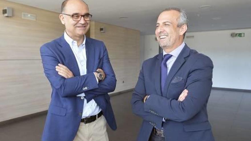 El rector de la UA, Manuel Palomar, con el presidente de Ineca, Perfecto Palacio, ayer en IFA.