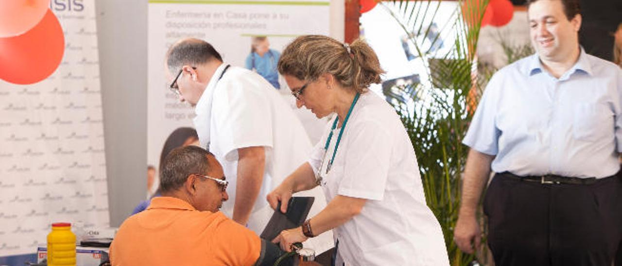 Un ciudadano se toma la tensión en una edición anterior de Fidona.