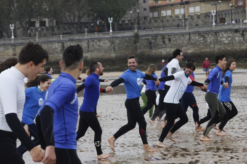 Jornada de surf solidario en Gijón