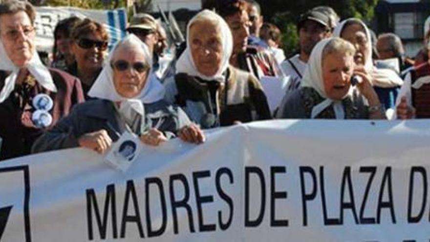 Una de las concentraciones de las Madres de Plaza de Mayo-Línea Fundadora, con Pepa Noia en el centro.