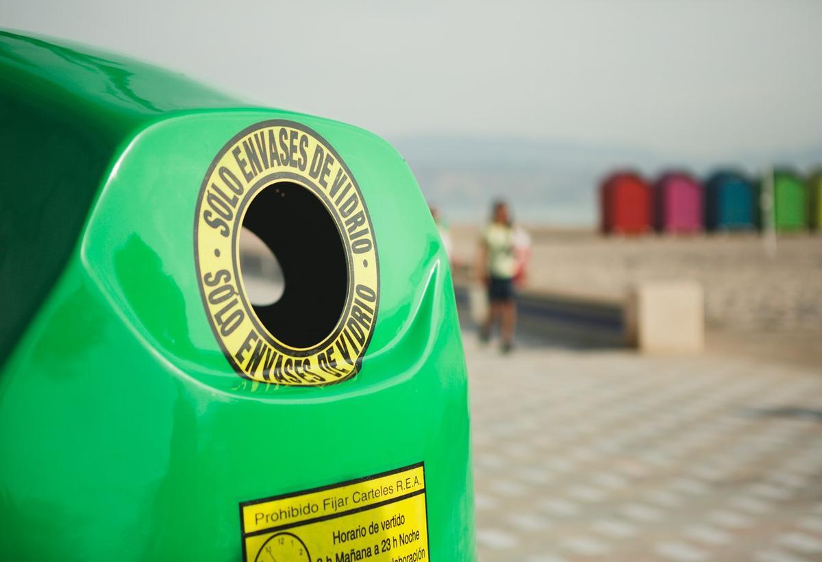 Un contenedor de recogida de vidrio, ubicado en uno de los paseos marítimos de la Costa del Sol.