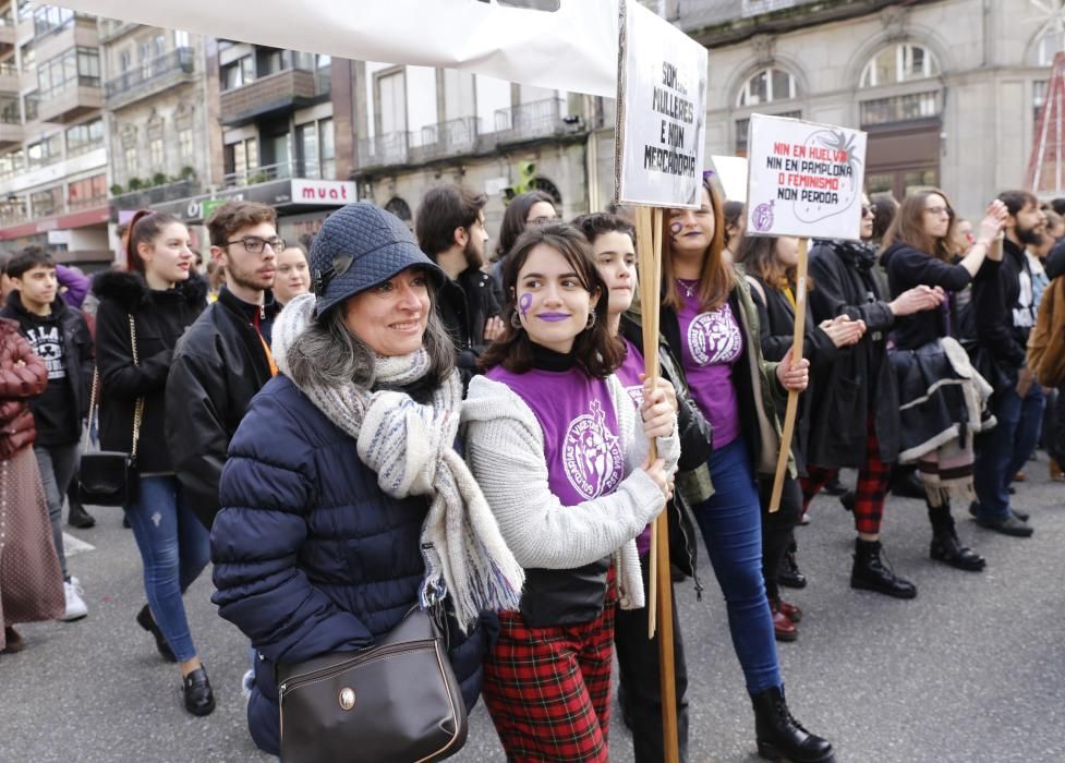 Vigo sale a la calle para clamar contra la violencia machista // R. Grobas