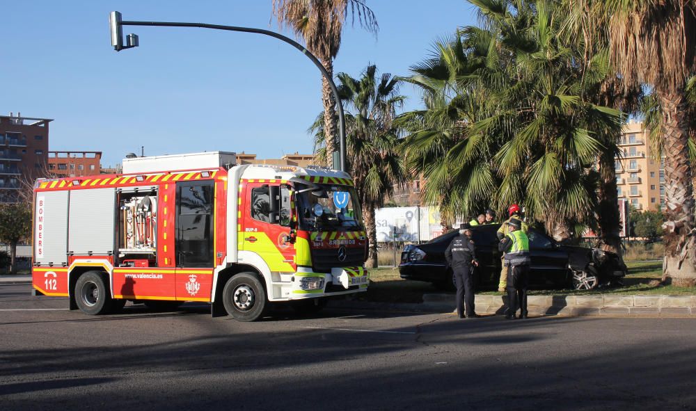 Un coche vuelca en una rotonda del Bulevar Sur de València