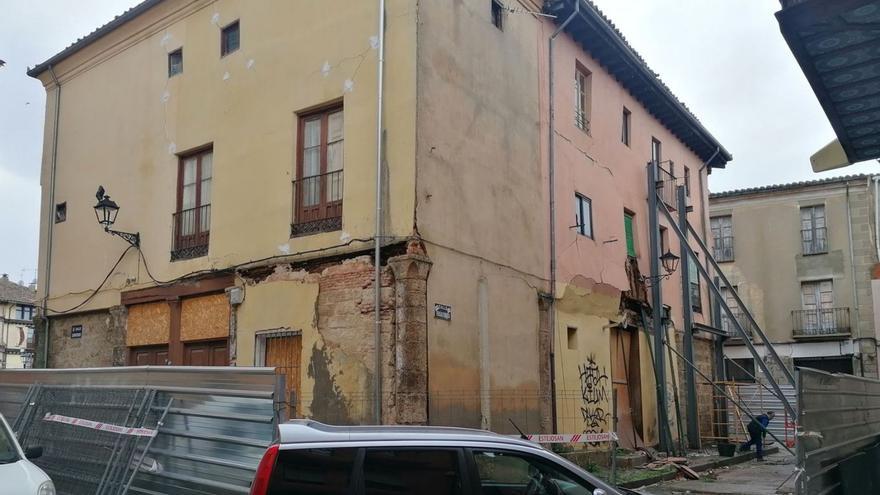 Fachada del edificio en la que se ejecutan los trabajos de apuntalamiento por el riesgo de derrumbe. | M. J. C.