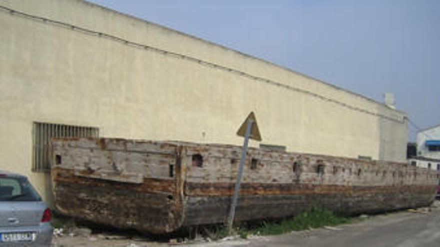 Aspecto de la «clotxinera» hace unos años, cuando permanecía abandonada junto a una nave industrial.